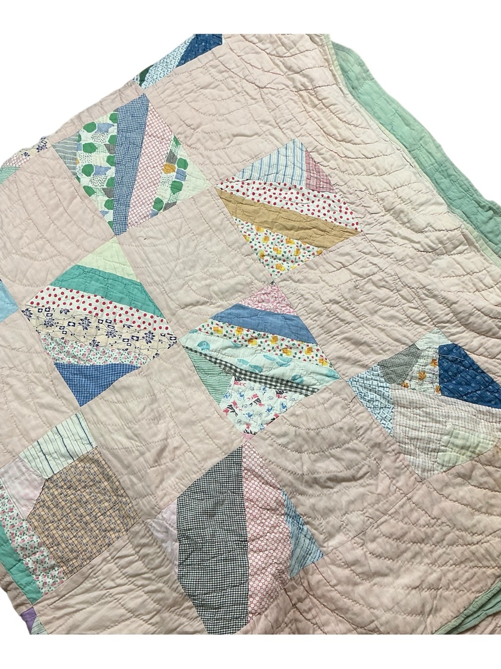 Vintage 1930s/40s hand stitched pale pink patchwork quilt 66x77 USA made - Picture 2 of 12